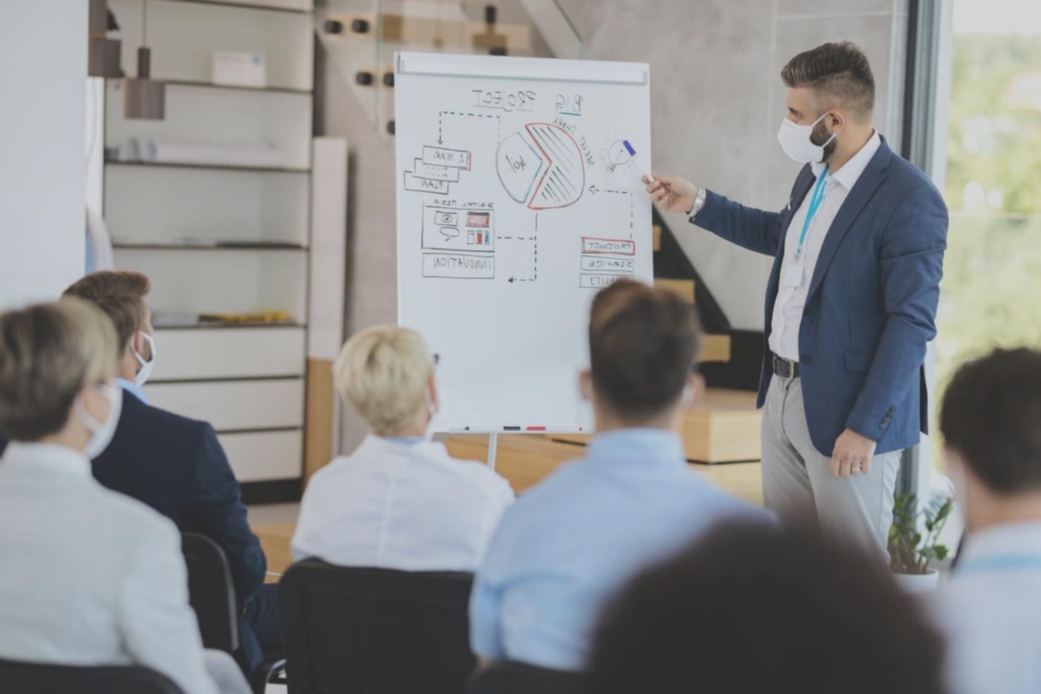 Finanzanalyst arbeitet mit komplexen Datenmodellen